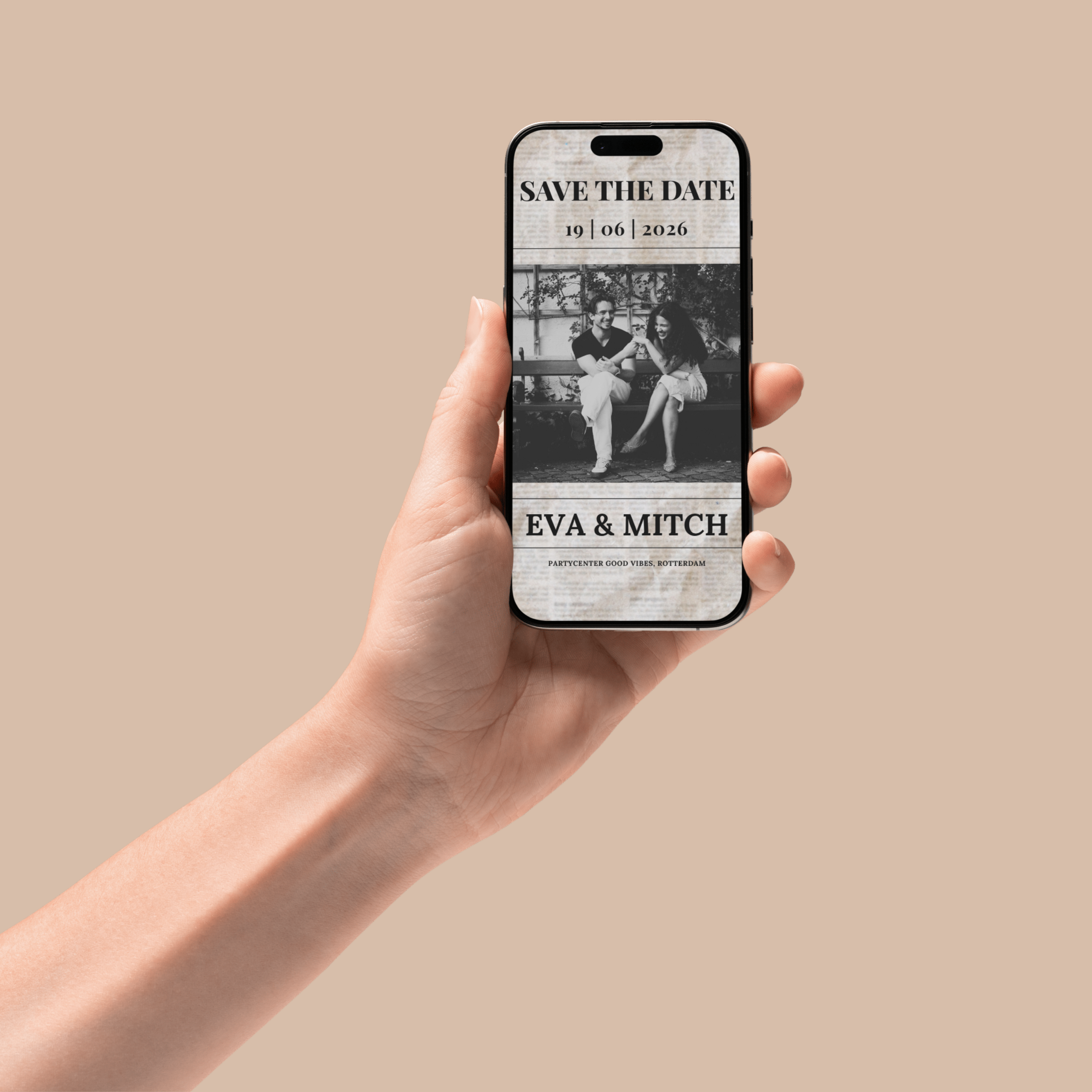 Digitale trouwkaart krantstijl, save the date sjabloon in Canva, foto bruidspaar